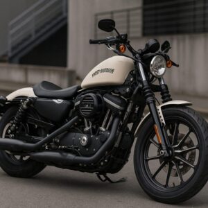 クリーム色の燃料タンクを持つHarley-Davidson スポーツスター883が都市部の路上に停車している