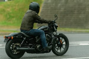ナイトスターに乗って街道を走行するライダーの後方からのリアルなシーン
