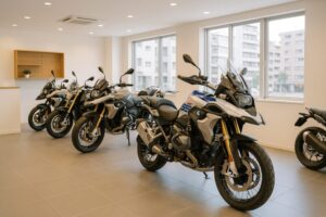 中古バイクショップで並ぶ複数のBMWモデル