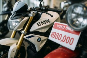 価格札が付いたBMWの中古バイクをクローズアップした画像