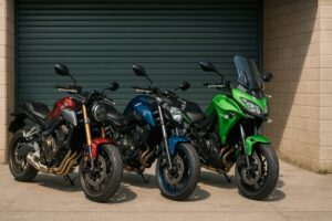 ガレージ前に並んで駐車された3台の大型バイク（CB650R、MT-07、VERSYS 650風）