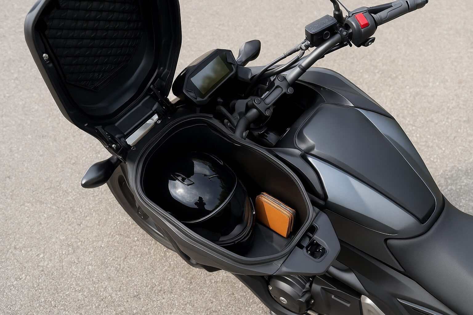 NC750Xのフロント収納スペースにヘルメットや小物が入っている様子を上から撮影した写真